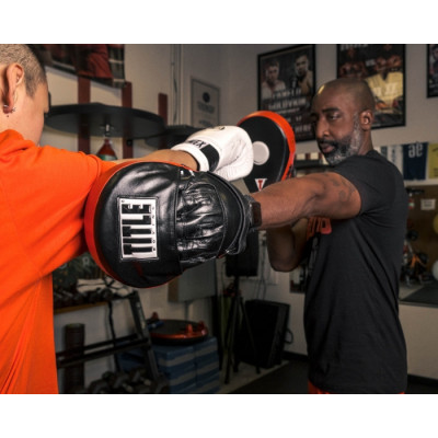 Оригинальные Гнутые Лапы TITLE Boxing Incredi-Ball Leather Punch Mitts 2.0 - Black/Red